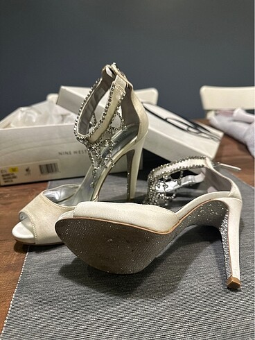 Nine West Nine West Beyaz Saten ve Taşlı topuklu abiye ayakkabı