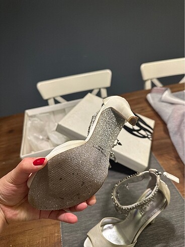 36,5 Beden beyaz Renk Nine West Beyaz Saten ve Taşlı topuklu abiye ayakkabı