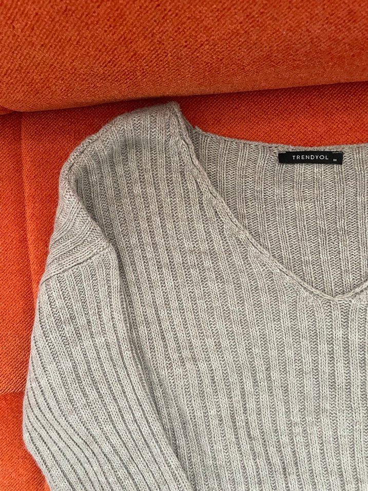 Gri V Yakalı Örgü Kadın Kazak - Görsel 2