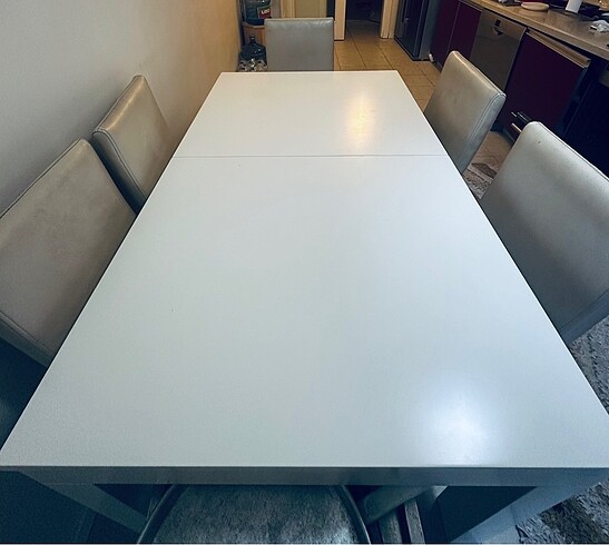 Diğer BEYAZ RENKLİ AÇILIR KAPANIR TEMİZ MASA+6 SANDALYE