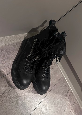 Kemerli Siyah Yılan Desenli Deri Bot - Görsel 2