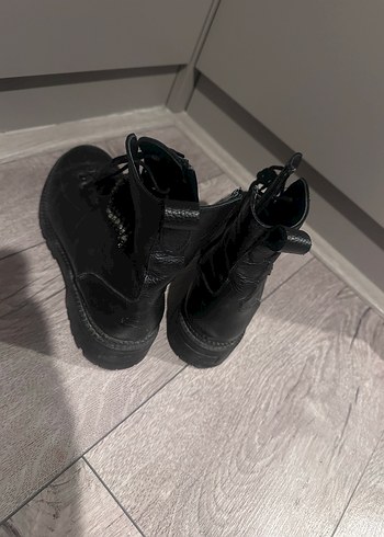 Kemerli Siyah Yılan Desenli Deri Bot - Görsel 4