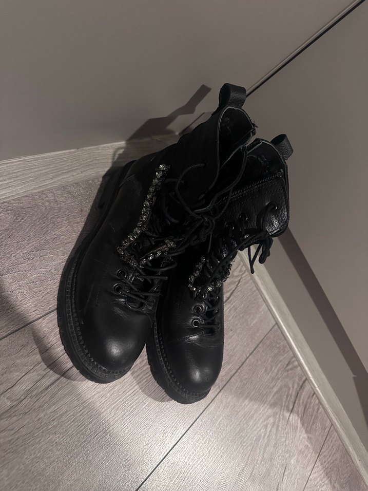 Kemerli Siyah Yılan Desenli Deri Bot - Görsel 2