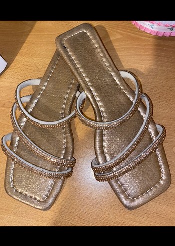38 Beden Gold Renkli, Tokalı, Yılan Desenli Stiletto Terlik