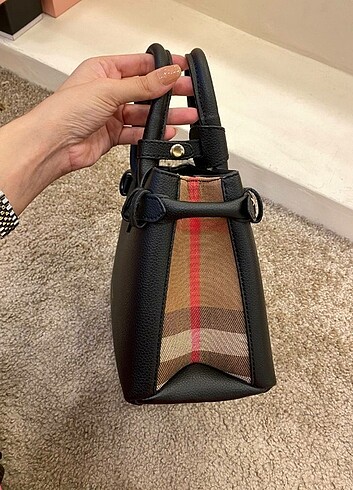  Beden siyah Renk BURBERRY KOL ÇANTASI 