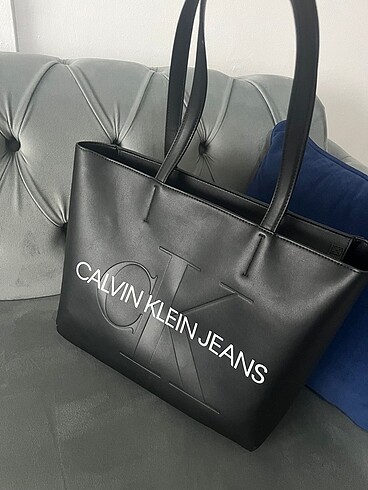 Calvin Klein Fermuarlı Omuz Çantası