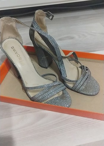 Gri simli Tokalı Topuklu Kadın Ayakkabı