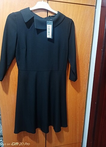 Siyah yakalı elbise
