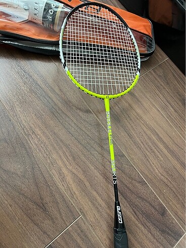 badminton raketi ve topu