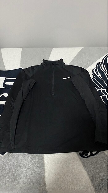 Nike üst