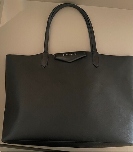 GIVENCHY Beymenden aşınmıştır