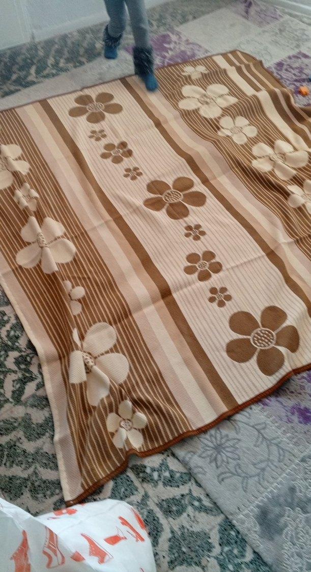 Kahverengi Çiçek Desenli Hafif halı örtüsü - Görsel 2