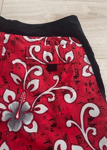 Kemerli Kırmızı Çiçek Desenli Erkek Şort - Görsel 5