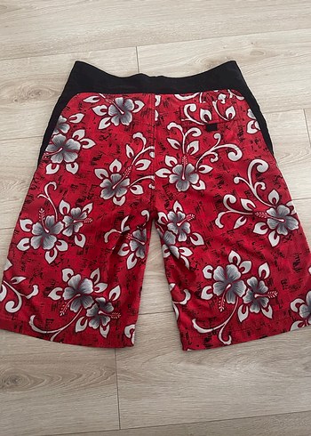 Kemerli Kırmızı Çiçek Desenli Erkek Şort - Görsel 4