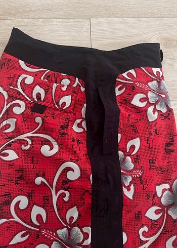 Kemerli Kırmızı Çiçek Desenli Erkek Şort - Görsel 9