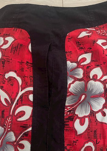 Kemerli Kırmızı Çiçek Desenli Erkek Şort - Görsel 7