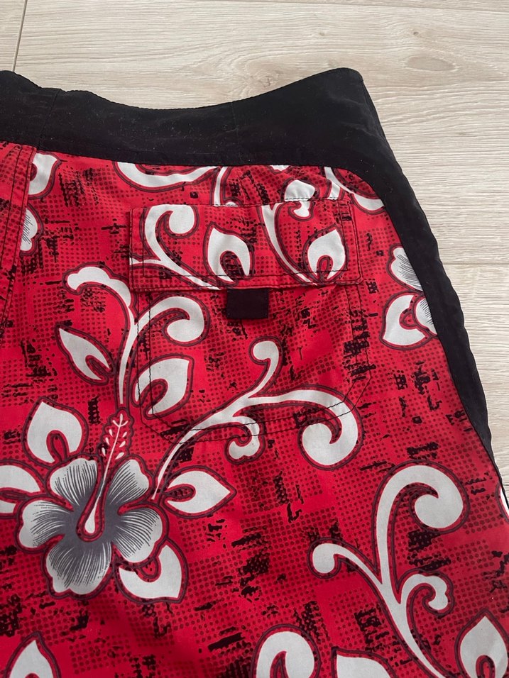 Kemerli Kırmızı Çiçek Desenli Erkek Şort - Görsel 5