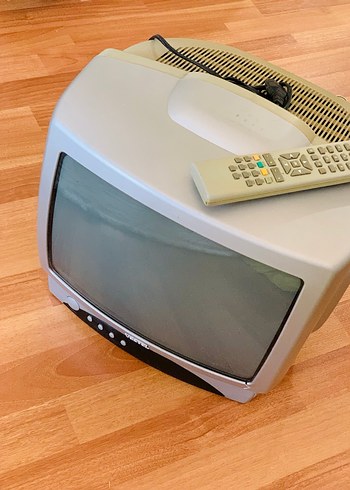 Gri CRT Monitör ve Uzaktan Kumanda - Görsel 2