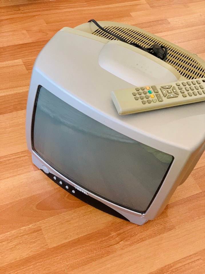 Gri CRT Monitör ve Uzaktan Kumanda - Görsel 2