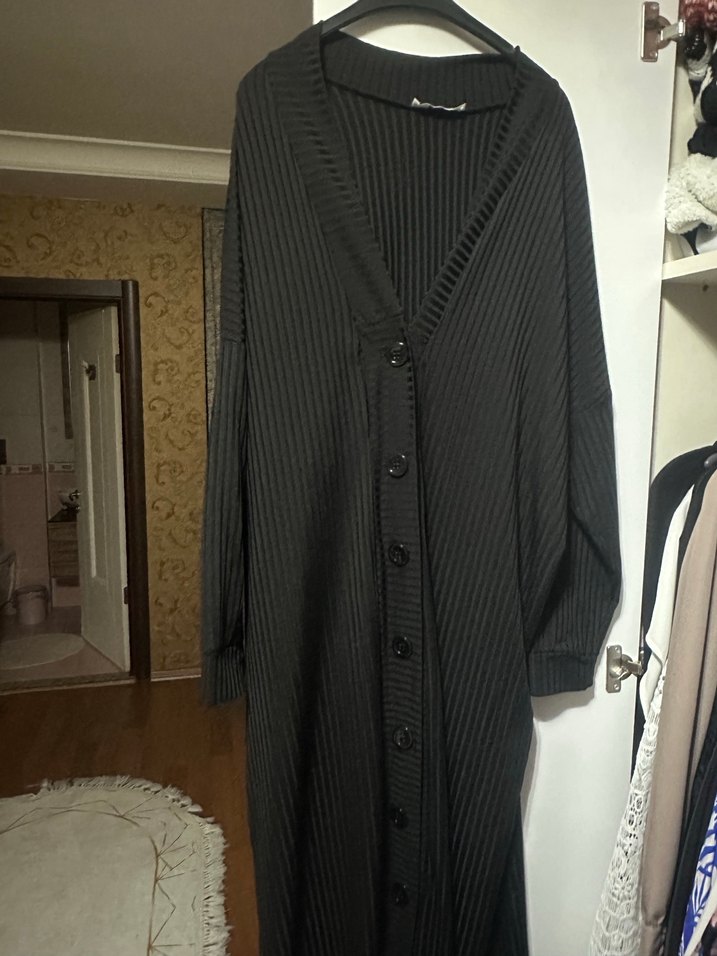 Düğmeli Uzun Siyah Kadın Hırka - Görsel 2