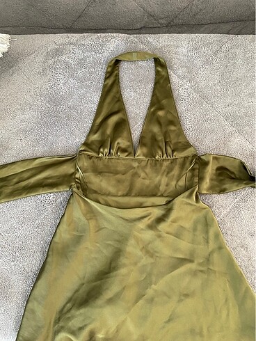 36 Beden yeşil Renk Zara halter yaka saten elbise