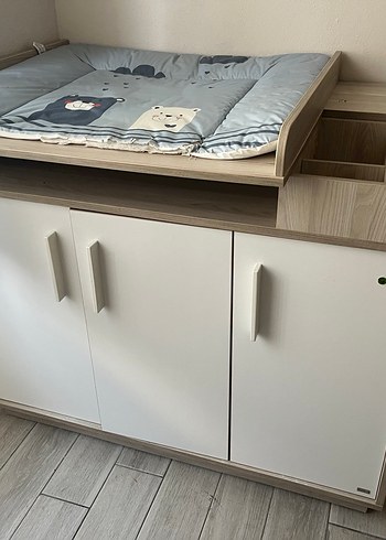 Beyaz ve Gri Bebek Alt Değiştirme Masası