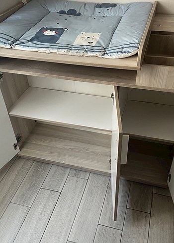  Beden Beyaz ve Gri Bebek Alt Değiştirme Masası