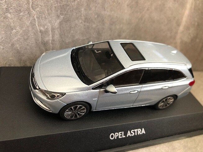 1:43 Opel Astra K Sports Tourer, iScale