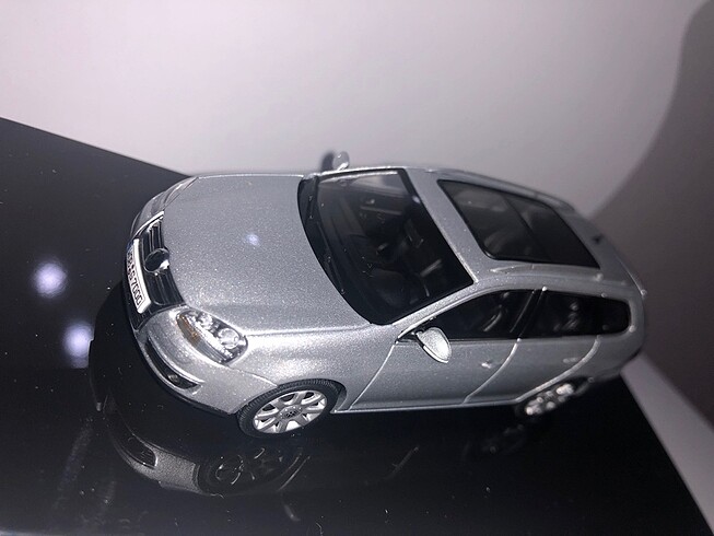 1:43 VW Golf V Variant, gümüş, AutoArt