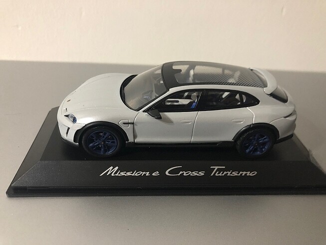 Beden 1:43 Porsche Mission e Cross Turismo, Spark