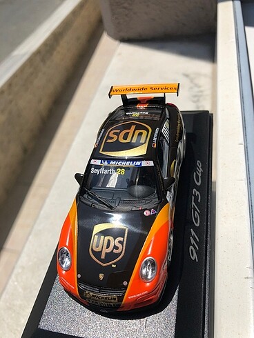 1:43 Porsche 911 GT3 RS; UPS serisi; 28-Seyffarth, gümüş cant