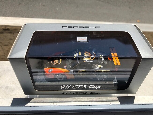  Beden Renk 1:43 Porsche 911 GT3 RS; UPS serisi; 28-Seyffarth, gümüş cant