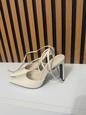 39 Beden Bershka krem topuklu ayakkabı