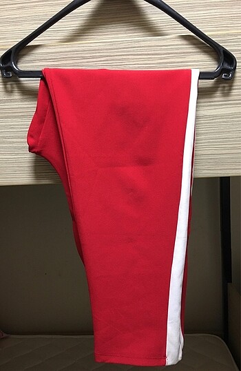 Kırmızı spor şık bir pantolon hafif likralı