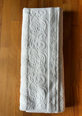 Nakışlı Beyaz Banyo Havlusu - Görsel 2