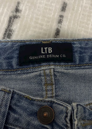 Kadın Mavi Kemerli Mini Denim Şort - Görsel 4