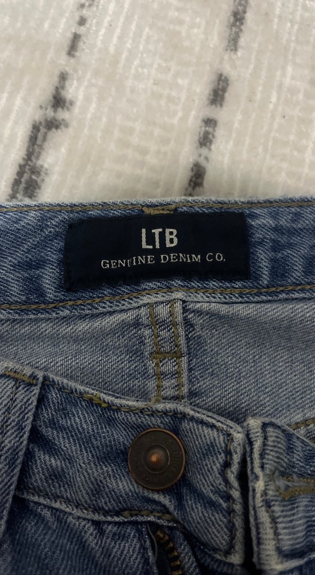 Kadın Mavi Kemerli Mini Denim Şort - Görsel 4