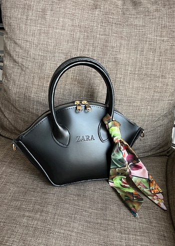 Zara Kadın Siyah Deri Fermuarlı El Çantası