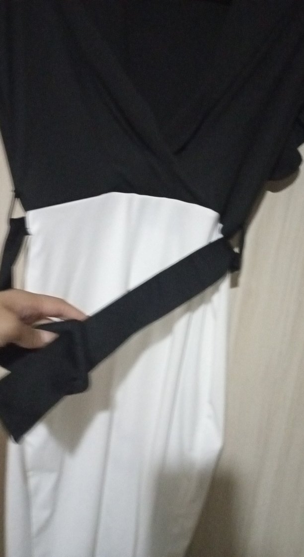 V Yaka Siyah Beyaz Midi Hamile Elbisesi - Görsel 4