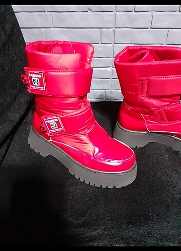 Yepyeni kaya gibi sağlam  ve şık  kirmizi çocuk bot - Görsel 5