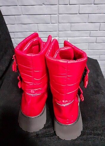 Yepyeni kaya gibi sağlam  ve şık  kirmizi çocuk bot - Görsel 6
