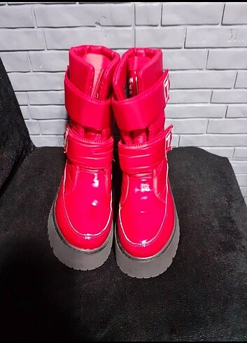 Yepyeni kaya gibi sağlam  ve şık  kirmizi çocuk bot - Görsel 7