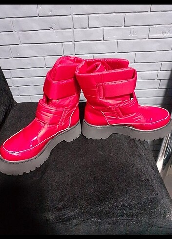 Yepyeni kaya gibi sağlam  ve şık  kirmizi çocuk bot - Görsel 9