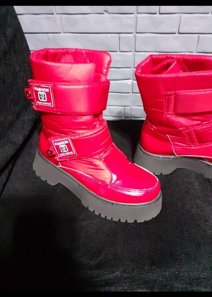 Yepyeni kaya gibi sağlam  ve şık  kirmizi çocuk bot - Görsel 5