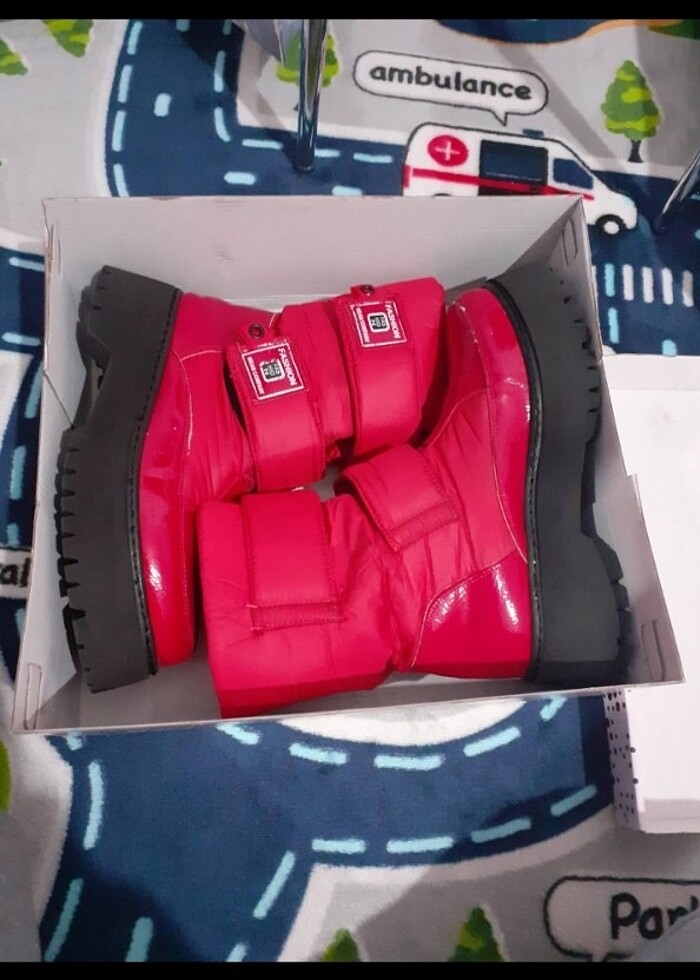 Yepyeni kaya gibi sağlam  ve şık  kirmizi çocuk bot - Görsel 4