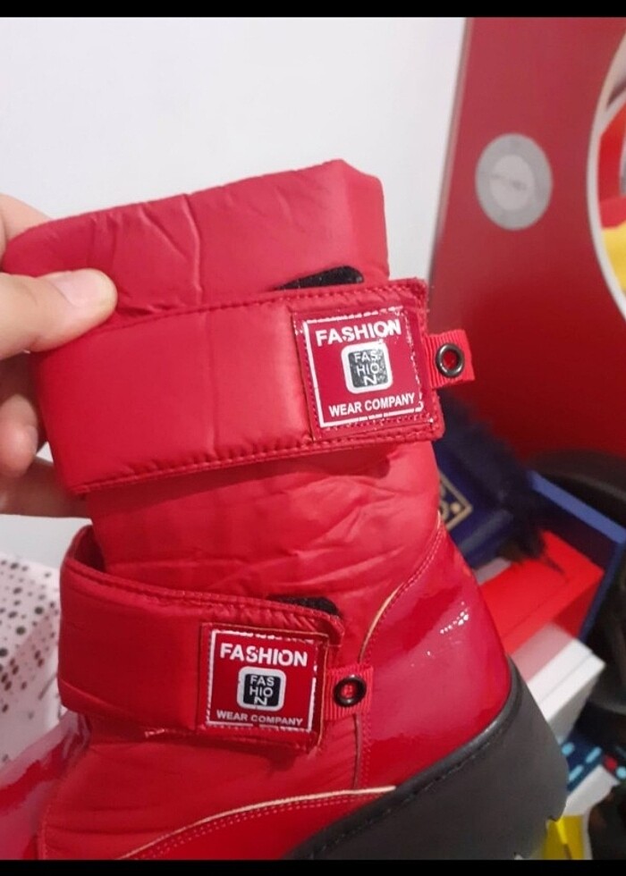 Yepyeni kaya gibi sağlam  ve şık  kirmizi çocuk bot - Görsel 3