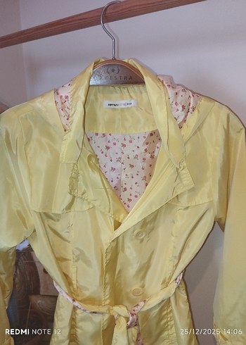 Sarı Düğmeli Kız Yağmurluk - Görsel 5