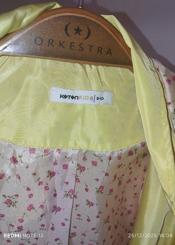 Sarı Düğmeli Kız Yağmurluk - Görsel 6