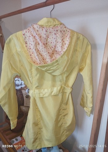 Sarı Düğmeli Kız Yağmurluk - Görsel 2