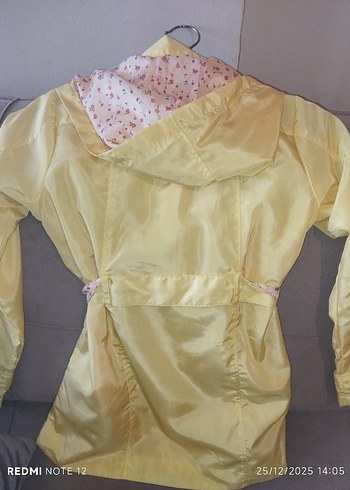 Sarı Düğmeli Kız Yağmurluk - Görsel 3